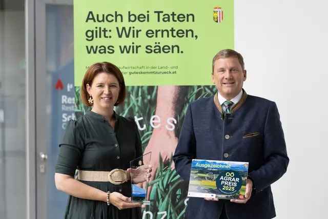 Agrar-Landesrätin Michaela Langer-Weninger und Direktor Hubert Huber zeichneten 15 innovative Ideen aus der OÖ Landwirtschaft mit dem Agrarpreis 2025 aus. | Foto: Land OÖ/Margot Haag