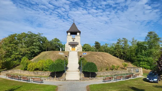 Der "Hutsaulberg" ist mit 274 m Seehöhe ein markanter Punkt in der Landschaft und auch das ,,Wahrzeichen'' von Altlichtenwarth. | Foto: Berger