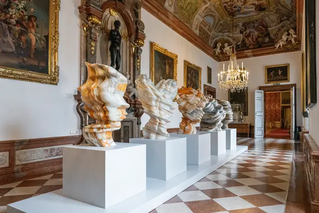 Das DomQuartier Salzburg präsentiert die erste Ausstellung zeitgenössischer Skulpturen in den Prunkräumen der Salzburger Residenz - ab Donnerstag, 24. Juli bis 6. Oktober 2025. Die neuen Arbeiten des britischen Bildhauers Tony Cragg wurden eigens für die historischen Räume konzipiert. | Foto: DQS_Markus Huber