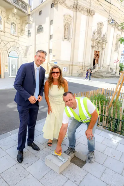 (v.l.n.r.): Bezirksvorsteher Markus Figl (ÖVP) und Mobilitätsstadträtin Ulli Sima (SPÖ) zeigten sich bei der Schlusssteinlegung vor Ort beeindruckt. | Foto: Stadt Wien/Christian Fürthner