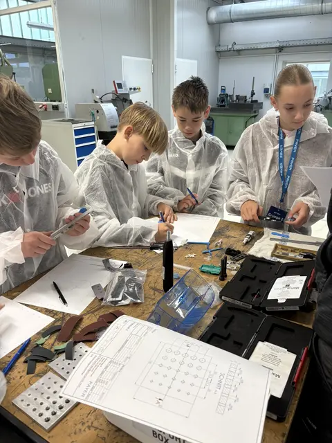 Jugendliche der Mittelschule Krottendorf waren bei Payer sehr interessiert. | Foto: Payer