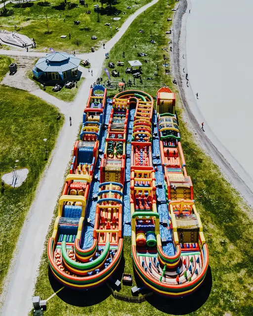 Ein Blick von oben auf Europas längste Hüpfburg. | Foto: Podersdorf Tourismus/ David Pokorny