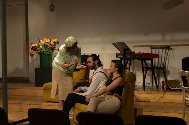 Die Aufführung ist das Ergebnis intensiver Ausbildung in Wahrhaftigkeit, Präsenz und Ausdruck – Kernkompetenzen, die das Artemis Schauspielstudio gezielt fördert. | Foto: © Alexander Sánchez