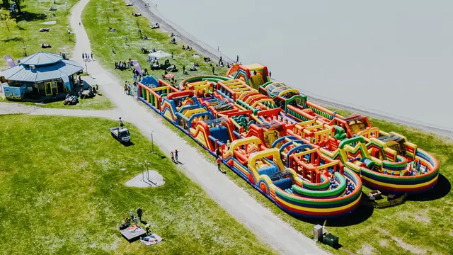 Die größte Hüpfburg Europas wird in Stubenberg erst noch aufgebaut, hier aber schon mal Impressionen von ihrem letzten Einsatzort in Podersdorf am See. | Foto: Podersdorf Tourismus/ David Pokorny