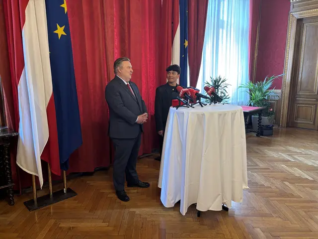 Im Roten Salon im Wiener Rathaus überreichte Stadtchef Ludwig dem Countertenor JJ den Goldenen Rathausmann. | Foto: Andreas Pölzl/MeinBezirk