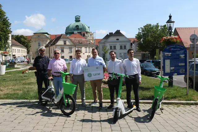 Bezirksinspektor Michael Floth, Stadtrat Karl Schmid-Wilches (SPÖ), Gemeinderat Matthias Glöckl (NEOS), Bürgermeister Christoph Kaufmann (ÖVP), sowie Francis Rivera, Operations Manager und Theo Koch, Senior Manager Public Policy von Lime, bei der Präsentation des neuen E-Bike- und E-Scooter-Verleihs auf dem Rathausplatz von Klosterneuburg. | Foto: MeinBezirk/Seebacher