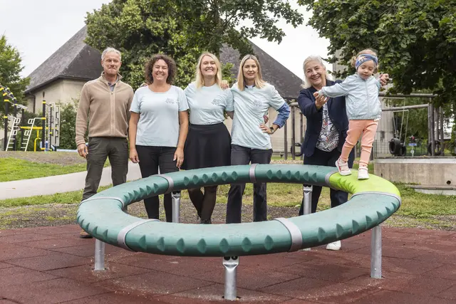 Testeten die neuen Geräte beim Spielplatz in Taxham: v.l.: Leiter der Stadtgärten Christian Stadler, Martina Hauser, Julia Geier und Nadine Neugebauer vom Verein Spektrum und Stadträtin Andrea Brandner. | Foto: Stadt Salzburg/Herbert Rohrer/wildbild