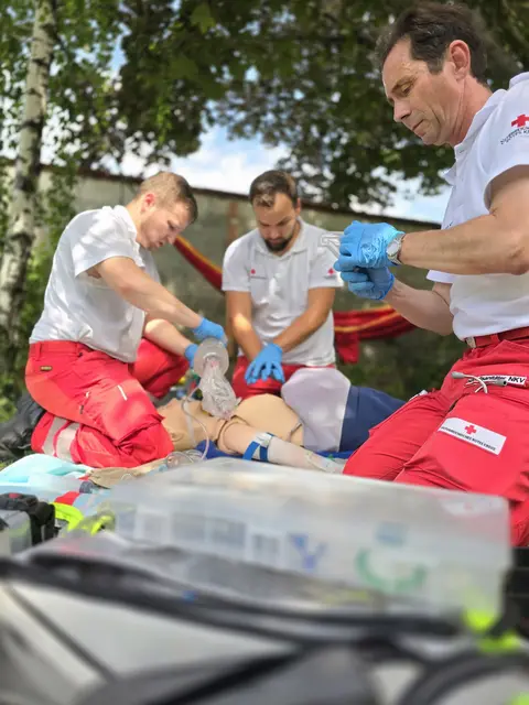Ob im Lehrsaal oder bei praktischen Übungen – der Sommer wird intensiv für die Ausbildung der Notfallsanitäterinnen und Sanitäter genutzt. | Foto: RK NÖ / M. Burgstaller