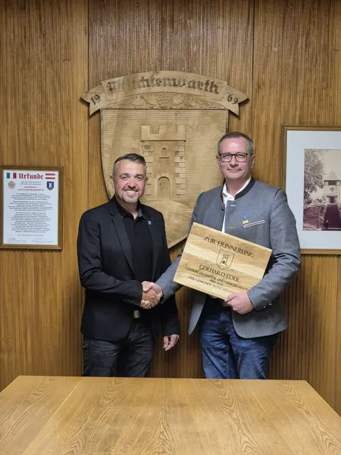 Andreas Berger überreichte am Ende der Sitzung Gerhard Eder eine Erinnerungstafel mit den 23 größten Projekten. | Foto: Gemeinde Altlichtenwarth