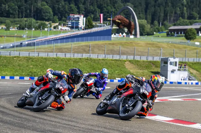 Ein kurzes MiniGP Race gab es für Brad Binder, Pedro Acosta und Miguel Oliveira im Driving Center des Red Bull Ringes. | Foto: Michael Jurtin