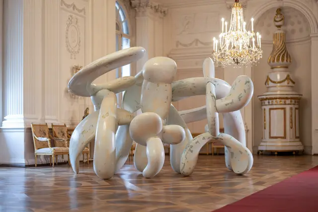 Die Skulptur "Distant Cousin" aus Fiberglas im Weißen Saal der Residenz. | Foto: DQS_Markus Huber