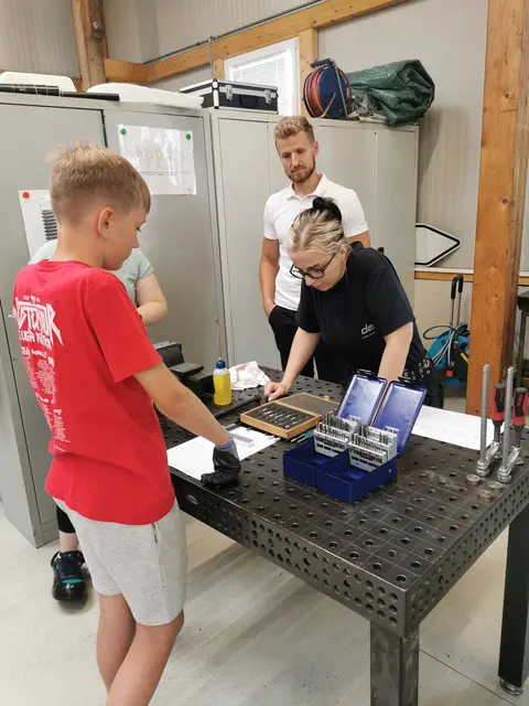 Schülerinnen und Schüler der Mittelschule Krottendorf sahen bei Miba Cooling ganz genau hin. | Foto: Miba