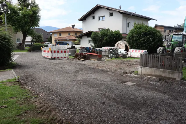 Im Zentrum von Oberlangkampfen – bei der Eiche – wird gerade eine Retentionsfläche gebaut. | Foto: Nimpf