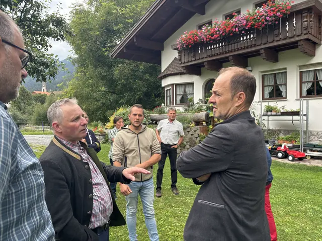 Bezirksobmann Elmar Monz im Gespräch mit Präsident Josef Hechenberger. | Foto: Seelos