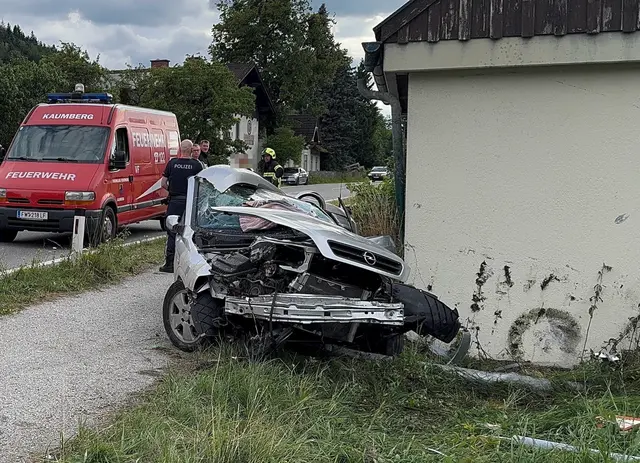 Feuerwehrleute setzten hydraulisches Rettungsgerät ein, um den bewusstlosen Fahrer aus dem Wrack zu befreien. | Foto: Doku NÖ