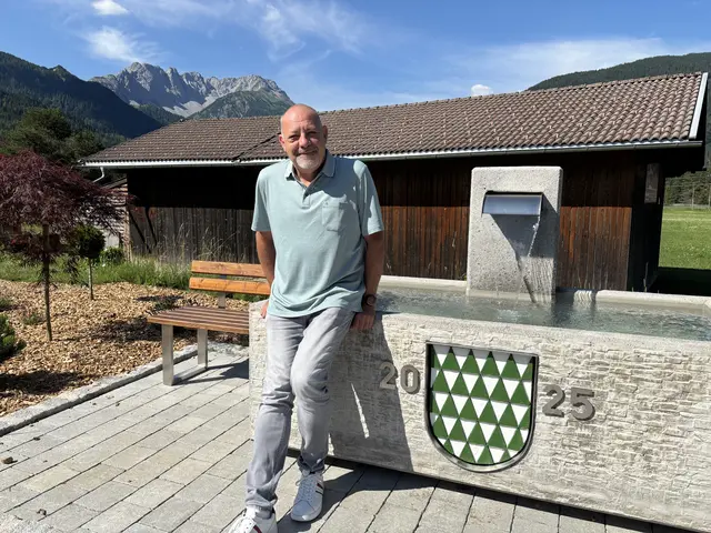 Bürgermeister Markus Köck freut der neue Brunnen im Weidach. Er wurde vom Bauhof der Gemeinde gebaut. | Foto: Reichel