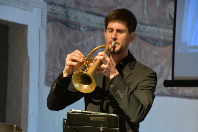 Stefan Leitner ist Solo – Trompeter, er organisiert alljährlich das Kirchenkonzert in seiner Heimatpfarre St. Peter am Kammersberg. | Foto: Anita Galler