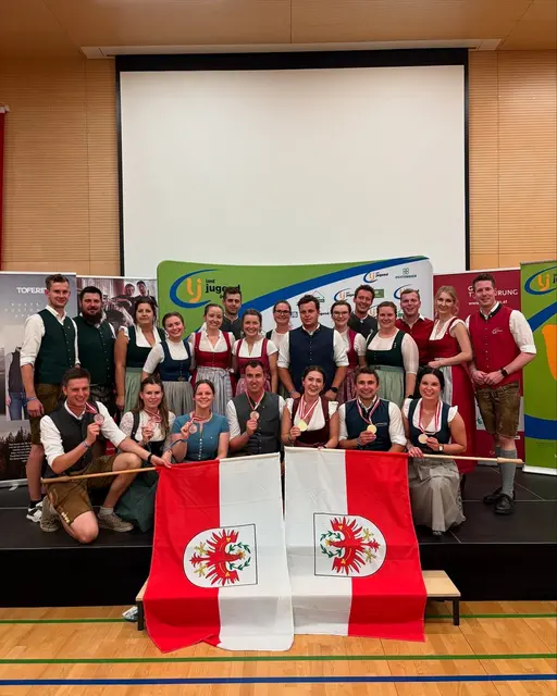 Die Landesführung der Tiroler Jungbauernschaft/Landjugend freut sich mit den Tiroler Teilnehmerinnen und Teilnehmern über den erfolgreichsten Bundesentscheid aller Zeiten.  | Foto: TJB/LJ