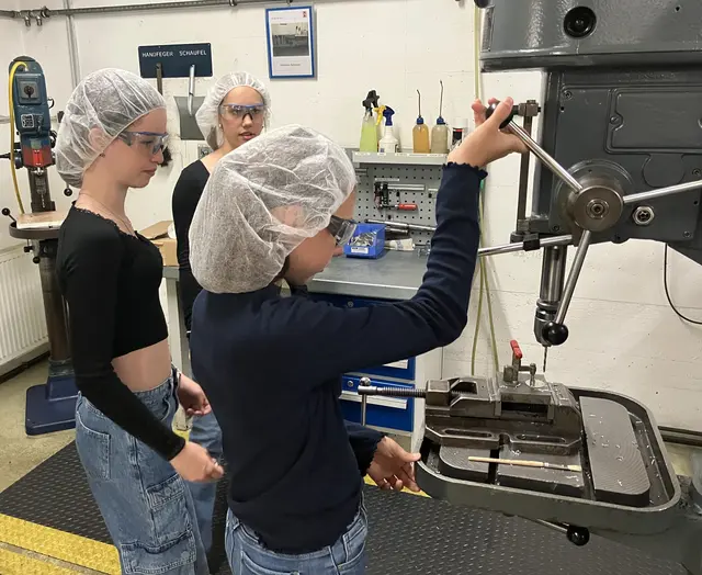 Schülerinnen der Mittelschule Bärnbach bei der Firma Holz-Her in Voitsberg. | Foto: Holz-Her