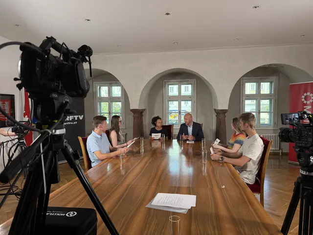 Vizebürgermeister Martin Hajart (ÖVP) war beeindruckt von der guten Vorbereitung der Jugendlichen. | Foto: DorfTV/Nagele