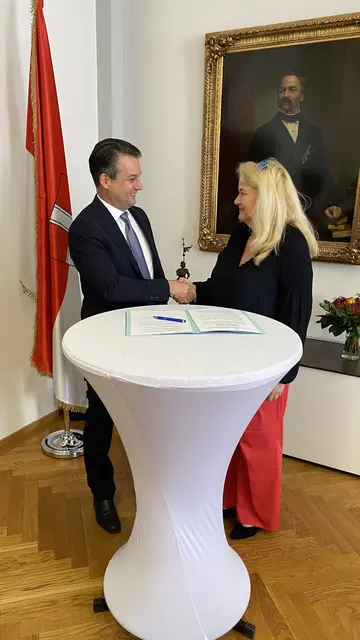 Dominik Nepp (FPÖ) und Kristin Brinker (AFD) unterzeichneten gemeinsam die Kooperationsvereinbarung.  | Foto:  FPÖ-Wien/OTS
