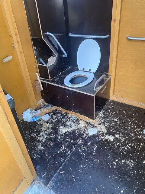 Jürgen Muß fand die öffentliche Toilette im Ludwig-Zatzka-Parkin diesem demolierten Zustand vor.  | Foto: Jürgen Muß