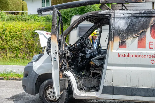 Ein Kleinbus fing Feuer und brannte völlig aus | Foto: TEAM FOTOKERSCHI /FEUERWEHR MICHELDORF