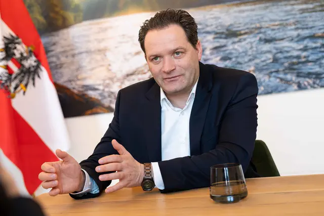 Umweltminister Norbert Totschnig (ÖVP) hat den ersten Entwurf für das neue Klimaschutzgesetz vorgestellt, das gemeinsam mit den Koalitionspartnern ausgearbeitet und im Herbst in den parlamentarischen Prozess eingebracht werden soll. | Foto: Martin Baumgartner