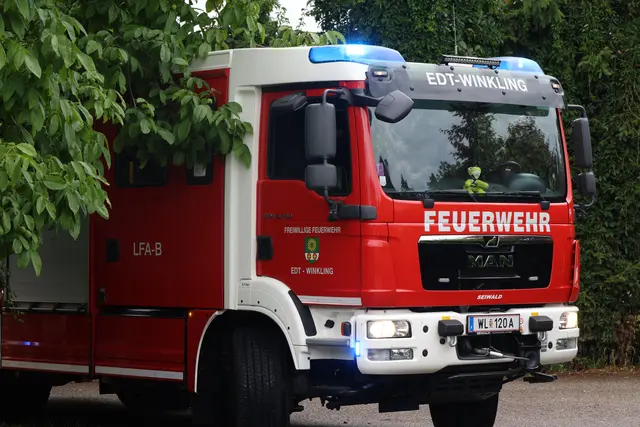 In Edt bei Lambach mussten zwei Feuerwehren ausrücken, um den Brand eines Zählerkastens zu löschen. | Foto: laumat.at