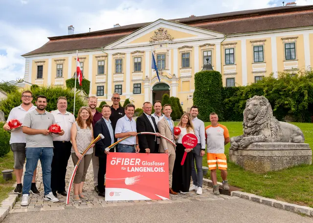Vertreter:innen des Glasfasernetz-Errichters öGIG, der Stadtgemeinde Langenlois und des Baupartners Leyrer &amp; Graf vor dem historischen Ambiente des Weingut Schloss Gobelsburg anlässlich des Baustarts der modernen Glasfaser-Infrastruktur in Langenlois | Foto: Christian Schörg/öGIG