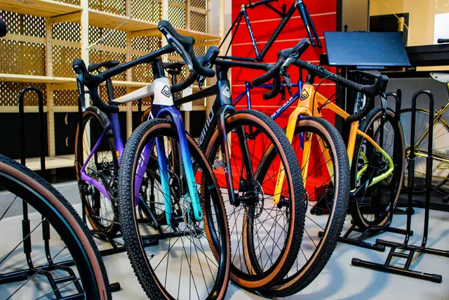 Im Gravel Loft by "Gran Tourismo Bike" gibt es ein umfangreiches Sortiment an Gravelbikes diverser Marken und natürlich auch das passende Zubehör für die kommenden Ausfahrten. 