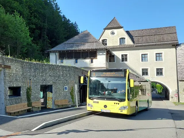 Die Fahrgäste können direkt vor dem Besucherzentrum auf Ehrenberg aussteigen. | Foto: Burgenwelt Ehrenberg