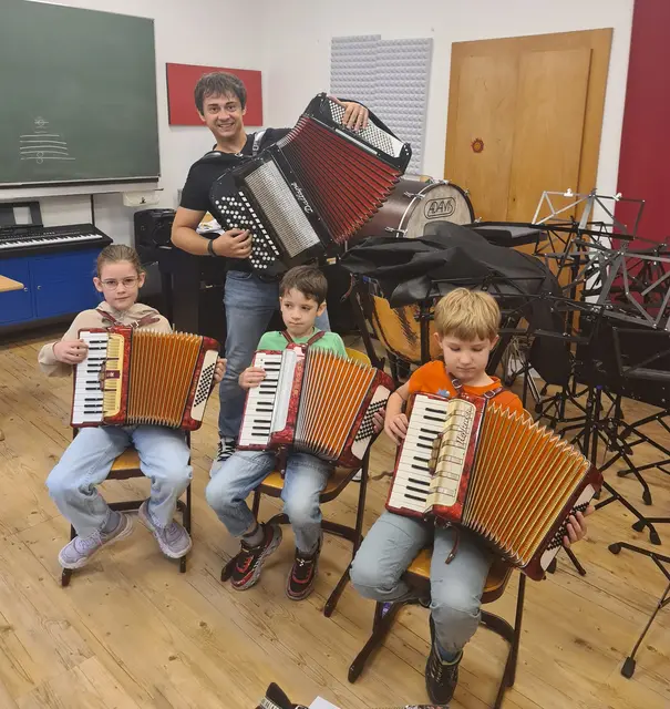  Die Korneuburger Musikfreunde luden zu einer ganz besonderen Veranstaltung ein, bei der das Akkordeon im Mittelpunkt stand.  | Foto: Korneuburger Musikfreunde
