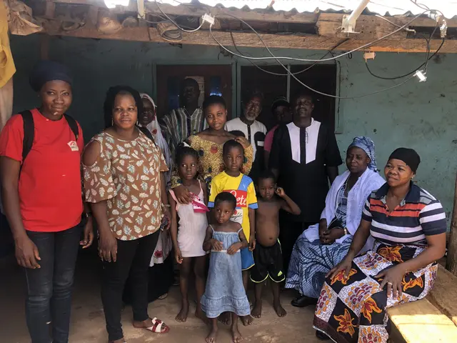 Ramatu mit ihrer neuen Großfamilie. Mit einer aktuellen Spendenaktion will Braveaurora Geld für Pflegefamilien in Ghana mobilisieren. | Foto: Braveaurora