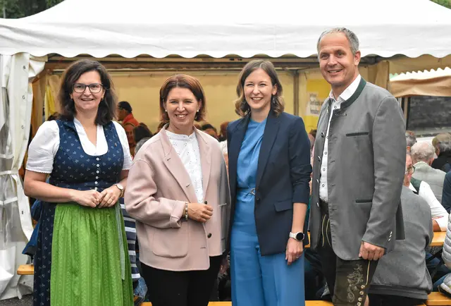 Bundesministerin Claudia Plakolm (2.v.l.) besuchte mit Landtagsabgeordneter Elisabeth Gneißl, Landesrätin Michaela Langer-Weninger und mit Bezirksparteiobmann Christian Mader den Dämmerschoppen der ÖVP des Bezirkes Vöcklabruck  | Foto: OÖVP/Großruck