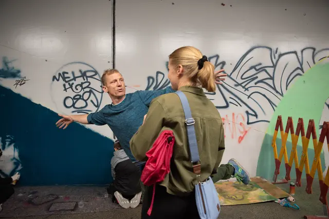 Das Nelböck-Viadukt Nähe Bahnhof bekommt aktuell Farbe: Lokale Künstler gestalten zusammen mit Schulen und den Vereinen Einstieg und der Lebenshilfe (Inklusive Kunst) ein riesiges Graffiti an der 100 Meter langen Unterführung.  | Foto: Stadt Salzburg/Rocio Escabosa