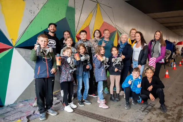 Das Nelböck-Viadukt in der Nähe des Salzburger Hauptbahnhofs bekommt Farbe. Im Bild: Jugend- und Sozialstadträtin Andrea Brandner mit Kindern, Jugendlichen und Profis im Nelböck-Viadukt. | Foto: Stadt Salzburg/Rocio Escabosa
