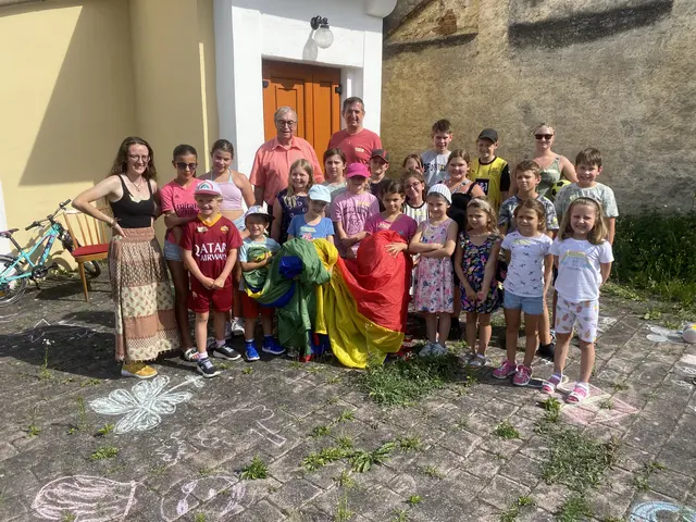Wolfram Erasim, Peter Heger, Julia Bartosch und Theresa Turecek mit den Teilnehmern beim Ferienspielnachmittag im ehemaligen Pfarrhof Rabensburg.
  | Foto: Gemeinde Rabensburg