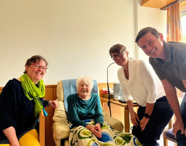 Katharina Derfler feierte ihren 97. Geburtstag und wurde von Sabine Promberger und Franziska Zohner-Kienesberger beglückwünscht. | Foto: Gde. Ebensee