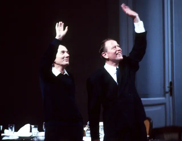 Autor Thomas Bernhard und Burgtheaterdirektor Claus Peymann auf der Bühne des Burgtheaters nach der Premiere von "Heldenplatz" im Wiener Burgtheater. 4. November 1988. (Archiv) | Foto: Votava / brandstaetter images / picturedesk.com