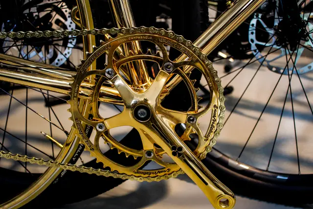 Das goldene Colnago Rennrad ist ein besonderes Schmuckstück im Loft und sorgt bei jedem Besucher für Begeisterung. 