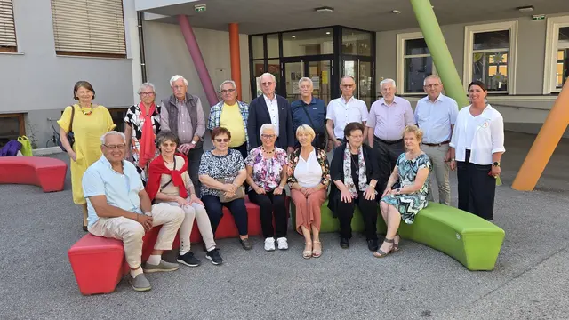 Sitzend von links: 
Leidenfrost Norbert, Kaindl (Kerbler) Ju a, Stummer (Enzinger) Hilda, Strodl (Gassner) Hilda, 
Gschwantner (Hanak) Anna, Heil (Lemmerhofer) Elisabeth, Steinwender (Hiemetzberger) Elisabeth. 
Stehend von links: 
Bosch (Öser) Liane, Topf Veronika und Go ried, Hollerer Herbert, Pistracher Johann, Schützenhofer 
Franz, Haiderer Erwin, Hagmann Alois, Braun Karl, Direktorin Stastny-Braun Margot. | Foto: privat