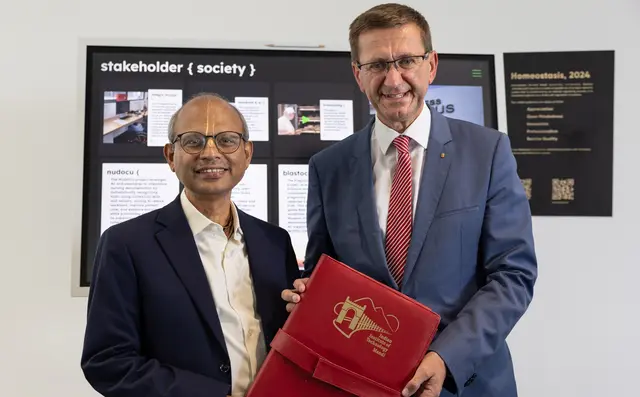 Forschungs-Landesrat Markus Achleitner mit Laxmidhar Behera, Direktor des Indian Institute of Technology. | Foto: Land OÖ/Lina Spenlingwimmer