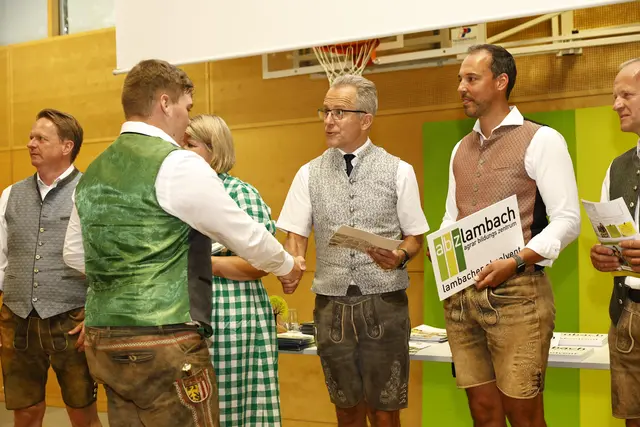 Die Facharbeiterbriefe und Zeugnisse in den jeweiligen Fachrichtungen wurden von den Ehrengästen überreicht.  | Foto: TAFFotografia