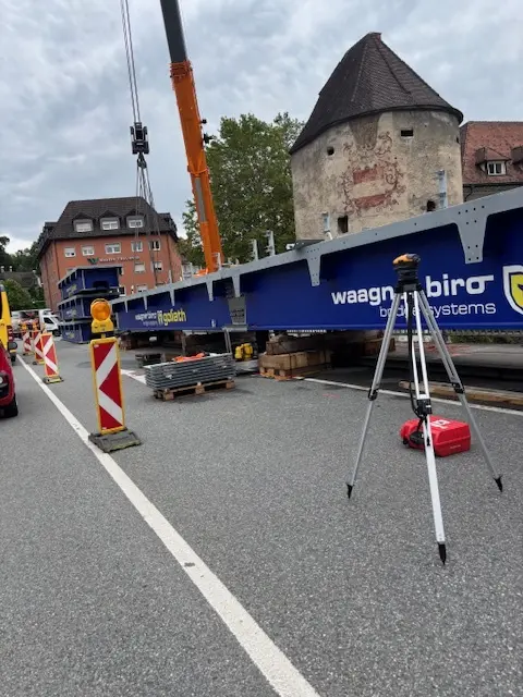 Die Behelfsbrücke beim Ladnesgericht wurde montiert.  | Foto: ICE