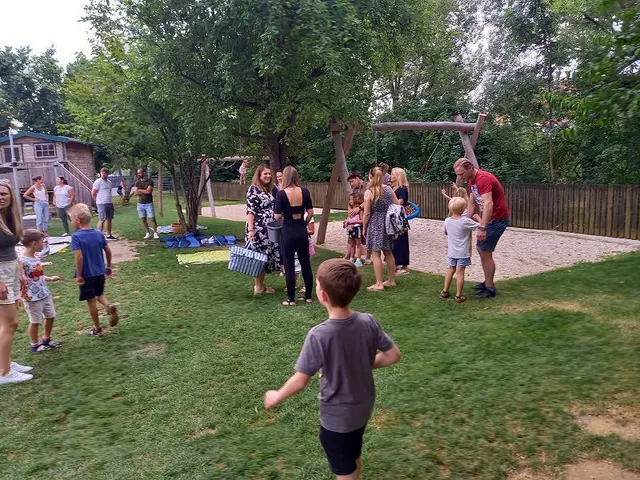 Eltern und Geschwister trafen sich dann mit den Kindern beim Frühstückspicknick. | Foto: Gößler