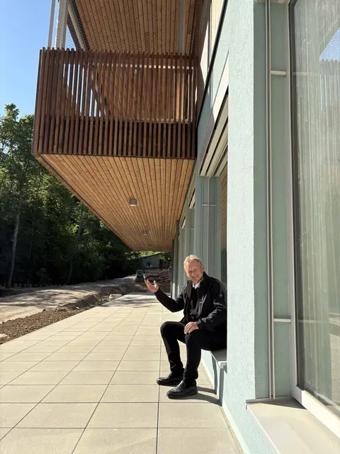 Bürgermeister Gernot Bürger freut sich über die Eröffnung des neuen Kindergartens.  | Foto: Gemeinde Krumpendorf