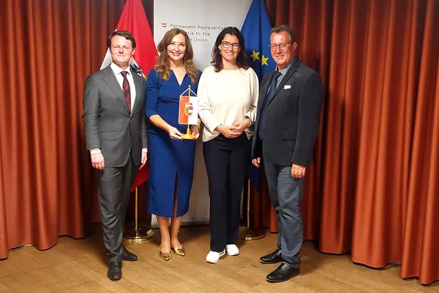 EU-Gemeinderätin Birgit Christine Karl aus Ebenau und EU-Gemeinderat Klaus Zika aus Strobl absolvieren eine dreitägige Reise nach Brüssel, um sich vor Ort die EU-Institutionen und ihre Aufgabenbereiche anzusehen. Im Bild v.l.: Adalbert Cizek (VBB Brüssel), Michaela Petz-Michez (Leiterin Landes-Europabüro), EU-Gemeinderätin Birgit Christine Karl (Ebenau) und EU-Gemeinderat Klaus Zika (Strobl) | Foto: Land Salzburg/VBB Brüssel