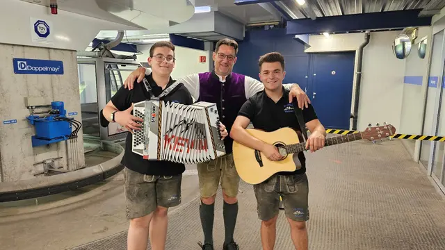 Foto: Die frisch gebackenen Vizestaatsmeister und Jungmusiker Kevin Glatz & Noel Bale stellen sich bei Andreas Seeburger in der Fernsehgondel vor.