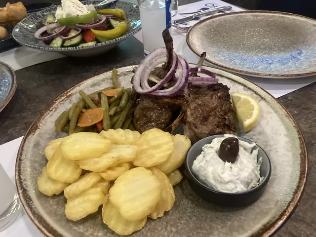 Arni Fileto, Lamm mit Bratkartoffeln und Tzatziki, im Argo.  | Foto: Michael Ellenbogen